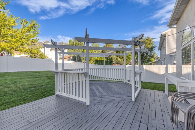 Building Photo - 5BR Sandy Home w/ NEW Flooring, Huge Basement & Large Backyard