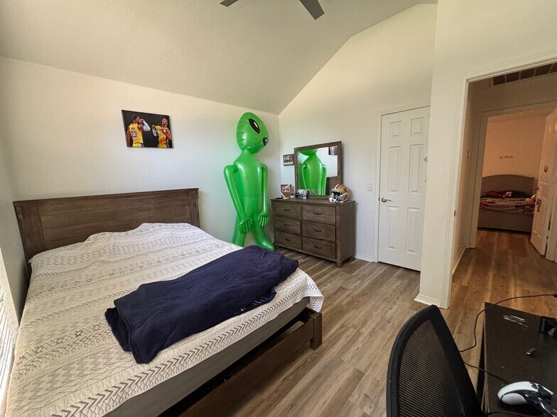 Building Photo - 431 Spicewood Trl