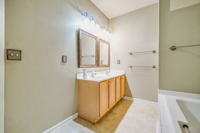 Building Photo - 3701 Bay Crescent