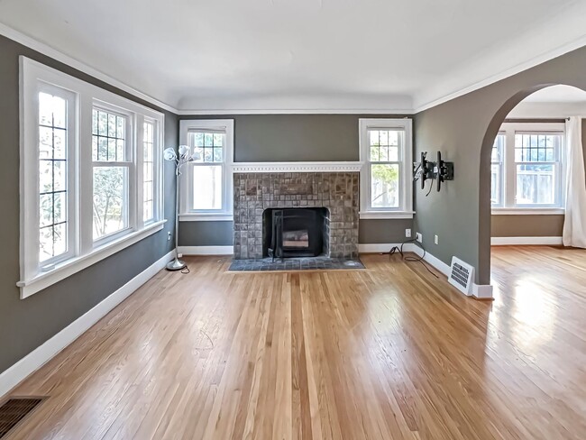 Building Photo - Charming Ravenna Home with Bonus Office, Basement & Fenced Yard