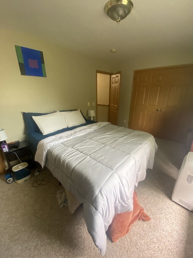 Building Photo - 2 bed 1 bath right off Water Street Available June 1st