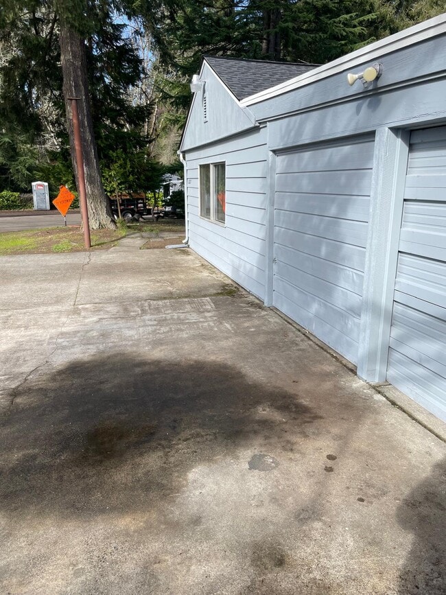 Building Photo - 12827 Glenwood Ave SW