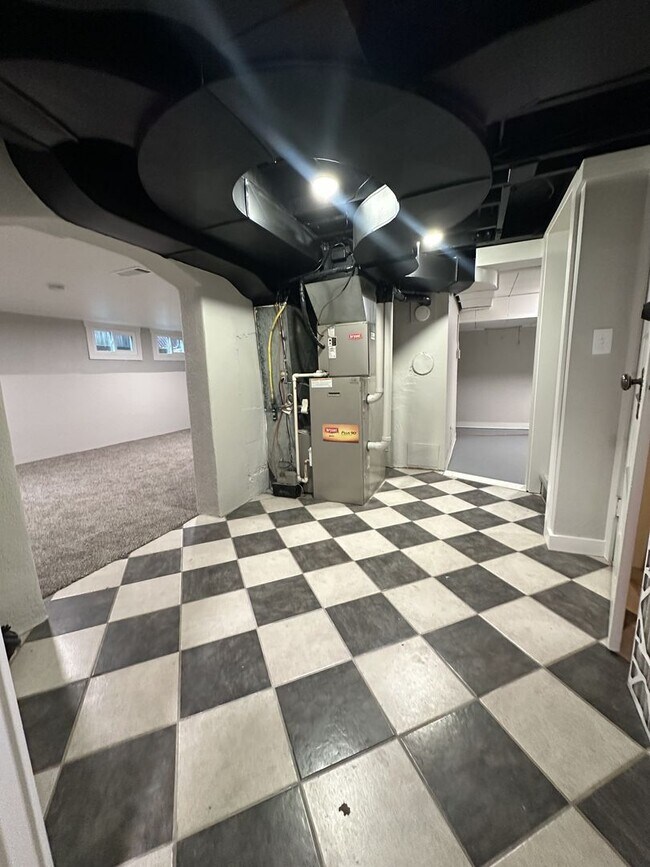 Building Photo - Renovated 3 bedroom + bonus room & finishe...