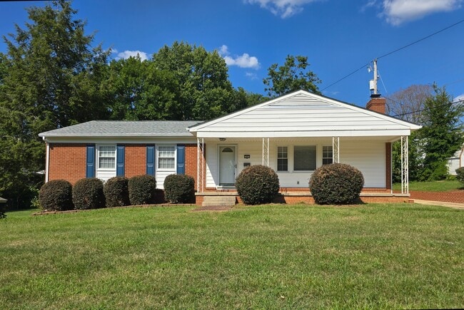 Building Photo - 2402 Chatham Dr