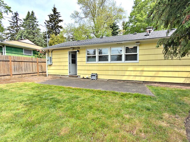 Building Photo - 12820 SW Edgewood St