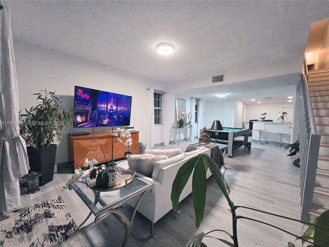 Building Photo - 1303 Presidio Dr