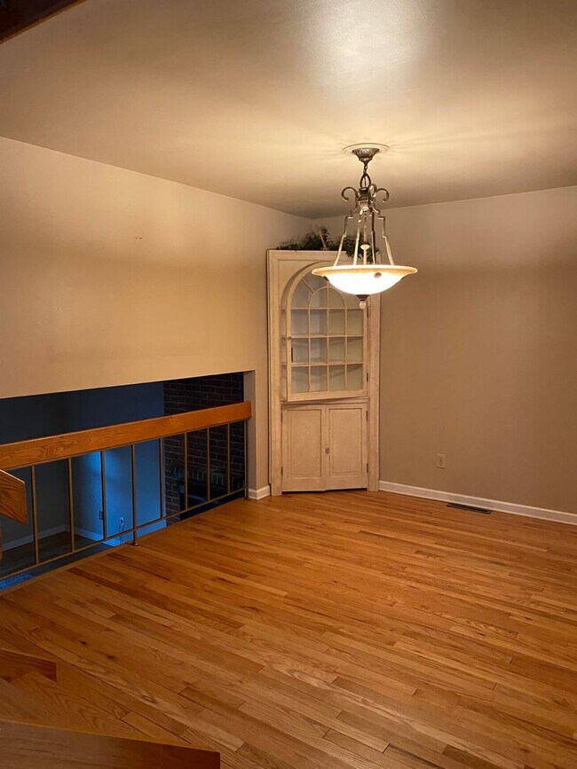 Building Photo - Beautiful Flying Hills Townhouse