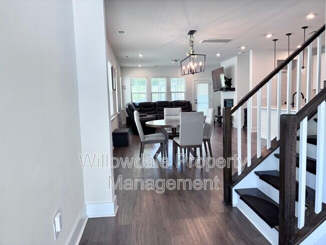 Building Photo - 2033 Florine Dr