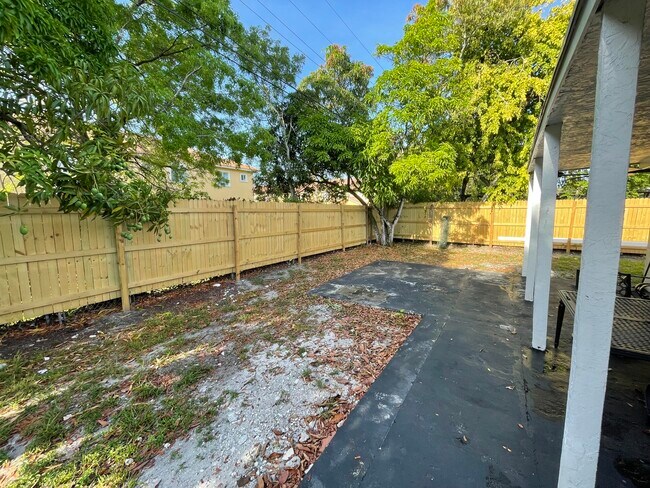 Building Photo - 5537 SW 6th St