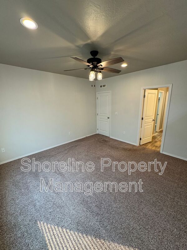 Building Photo - 511 Diamond Lake St