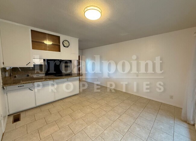 Building Photo - 440 Chestnut Ln