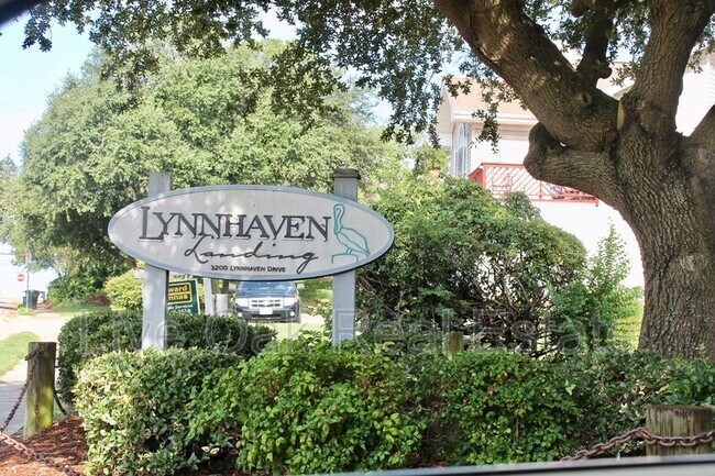 Building Photo - 3200 Lynnhaven Dr