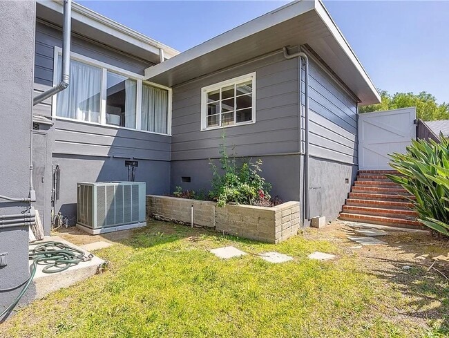 Building Photo - Gorgeous 3 bd 2 ba + Den Single Family hom...