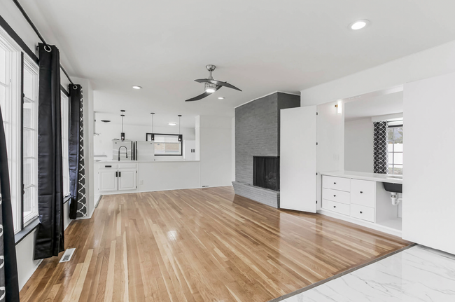 Building Photo - Spacious 5-Bed Kansas City Gem: Modern Com...