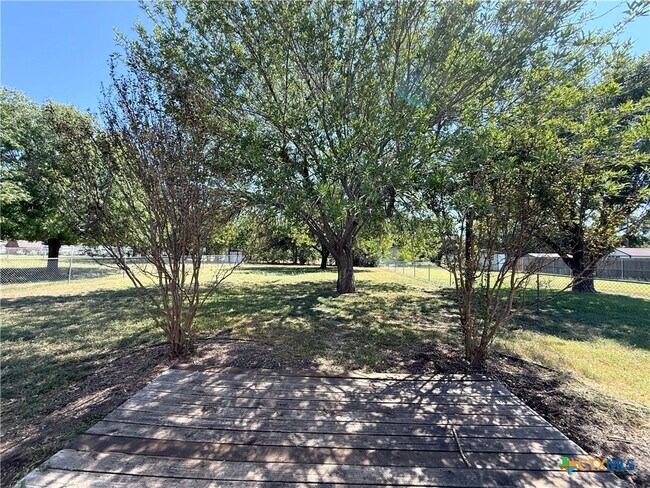 Building Photo - 1813 Cedar Ln