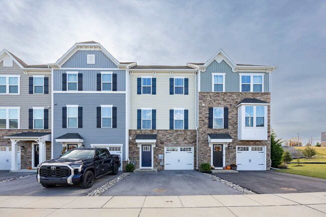 Building Photo - Spacious 3B/2.5B Townhome in Downingtown S...