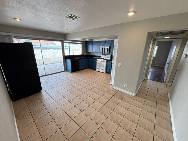 Building Photo - Beautiful 3Bed/2Bath Home located in South...