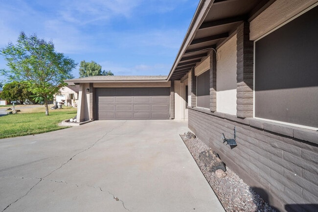 Building Photo - 4515 W Shaw Butte Dr