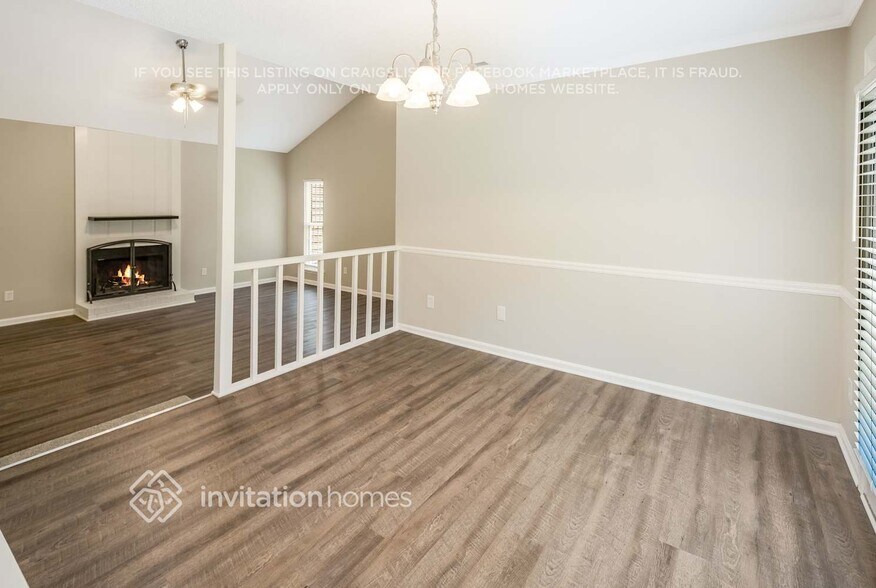 Building Photo - 10210 Camelback Cir