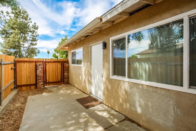 Building Photo - 1105 E 3rd Ave