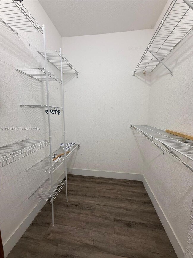 Building Photo - 718 SE 12th Ter