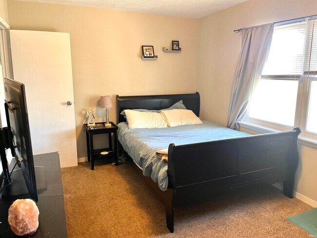 Building Photo - 519 E Graham Pl