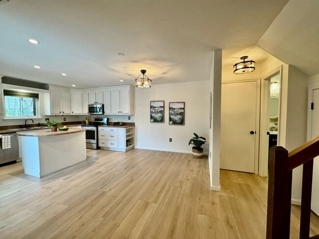 Building Photo - READY 06-11-26!! Fantastic Condo By The Beach! Fenced Patio - All Appliances - Community Pool!