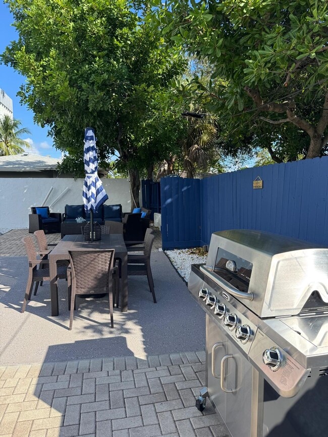 Building Photo - 1900 NE 2nd St