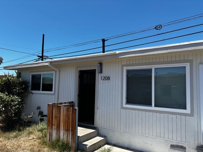 Building Photo - Beautiful 2 bedrooms duplex in Imperial Beach