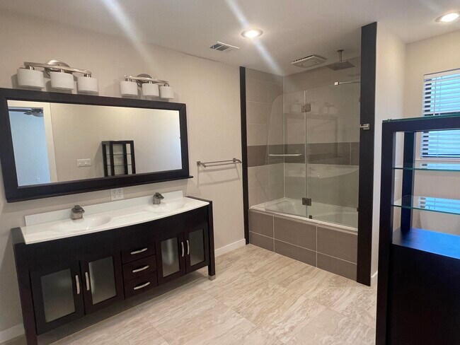 Building Photo - 1624 Oakmont Cir