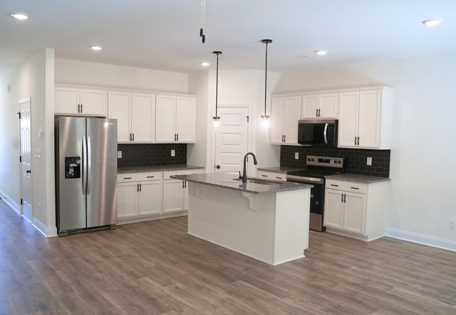Building Photo - MOVE IN READY -3 Bed, 2.5 Bath 1 car garag...
