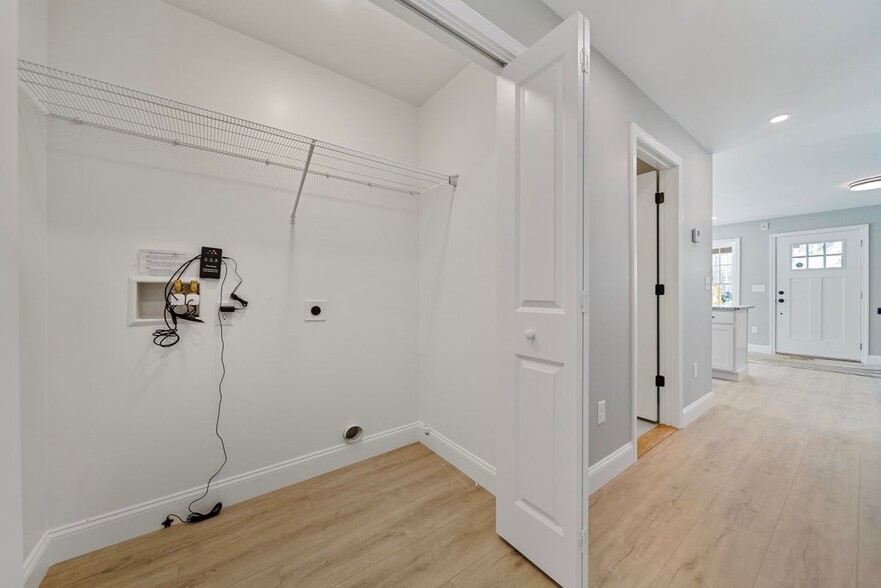 Building Photo - 142 S Main, B