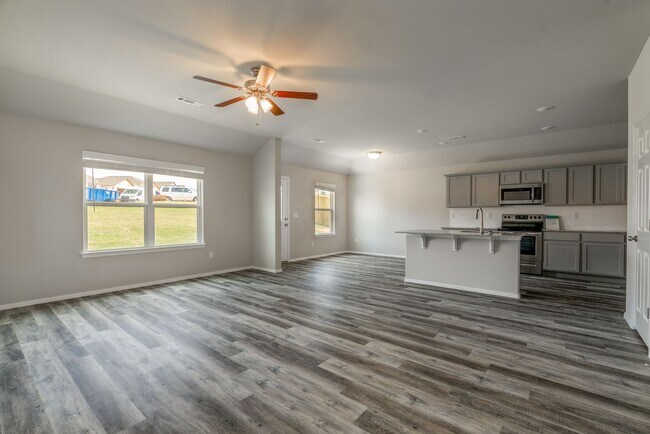 Building Photo - Like New 4-bedroom 2 bath Home in Lowell!!  Fenced Yard!