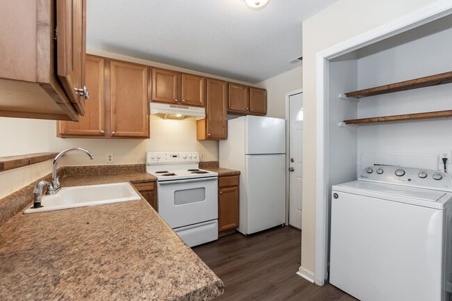 Building Photo - Move In Ready Two Bedroom Home!