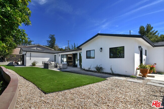 Building Photo - 26065 Farmfield Rd