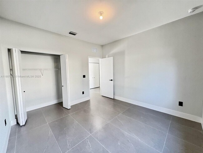 Building Photo - 1005 SW 25th Ave