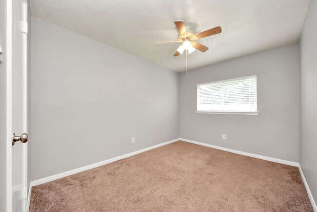 Building Photo - 15739 Oak Mountain Dr