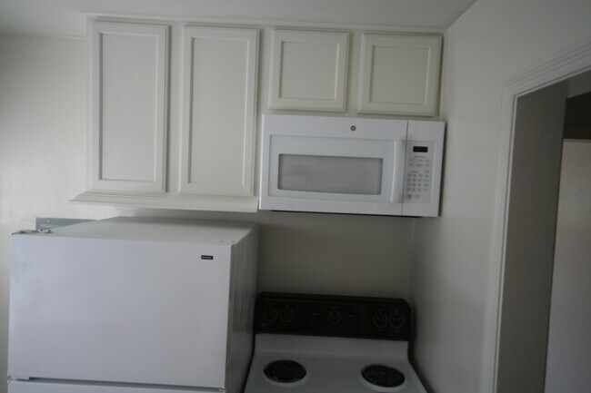 Building Photo - Adorable 1 Bedroom Apt / 1 Block to Duke!