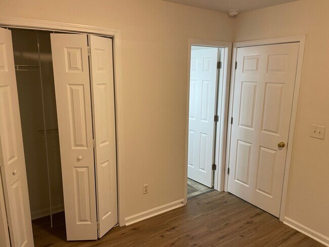 Building Photo - Cozy Two Bedroom Condo Close to Ft. Jackson!