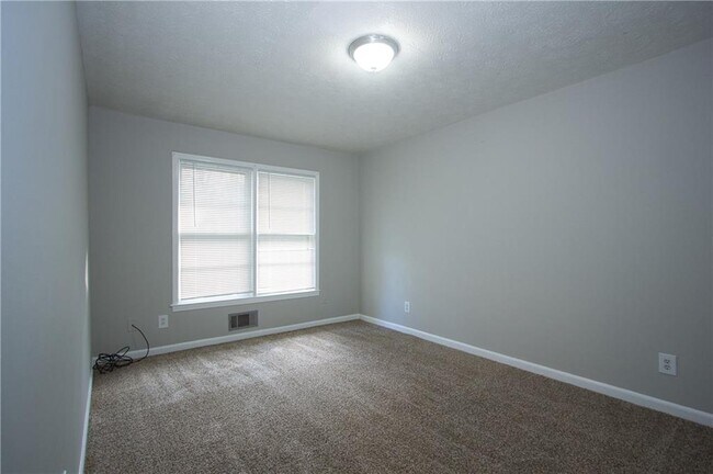 Building Photo - 2139 Golfview Dr SE