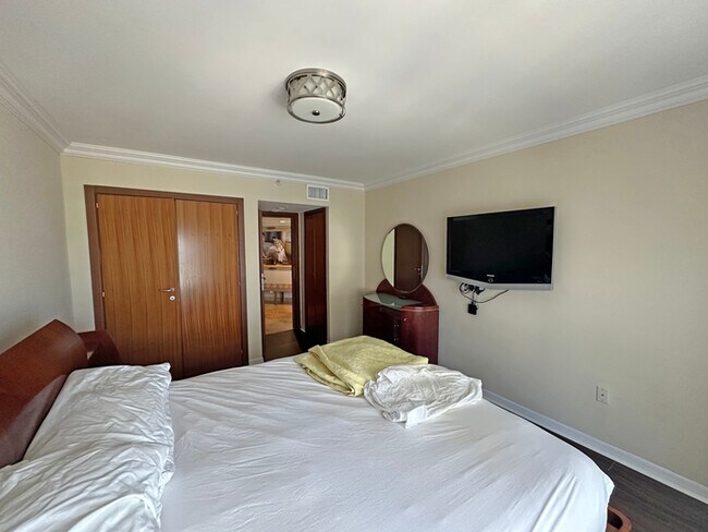 Building Photo - Stunning furnished 3-bedroom, 3-bathroom c...