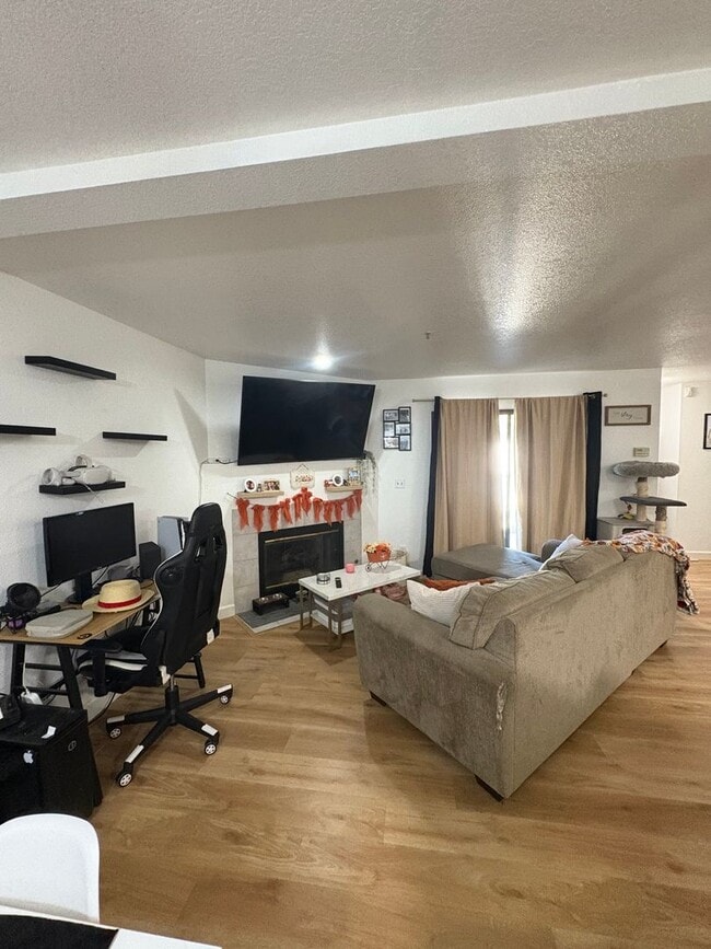 Building Photo - Gated Community with easy west bound 80 ac...