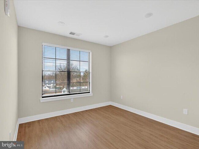 Building Photo - 624 Main St