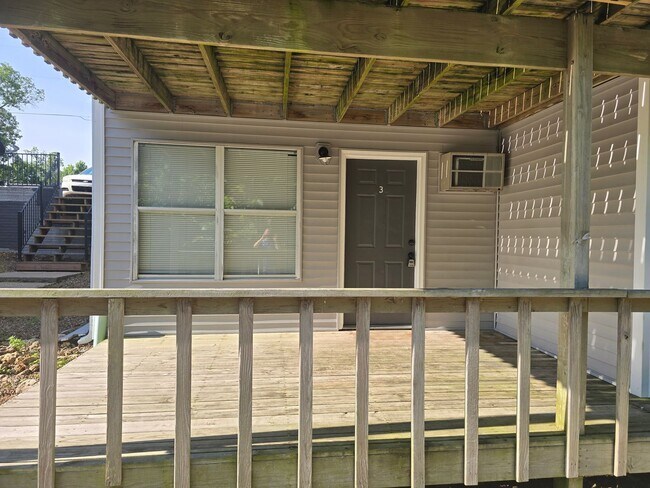 Building Photo - Remodeled Studio Apartment