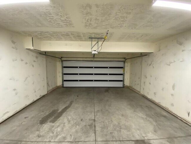 Building Photo - 3 Bed - 2.5 Bath, Newer Construction