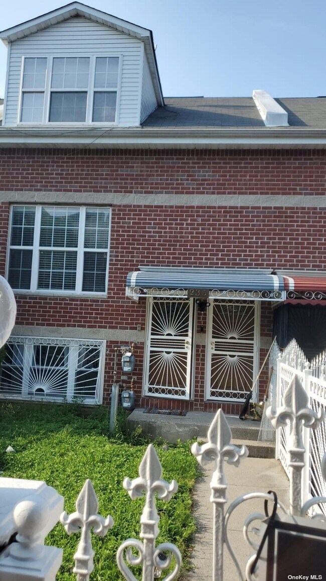 Building Photo - 235 MacDougal St