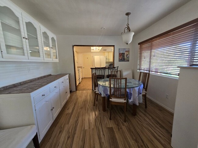 Building Photo - Furnished, 1-year long-term rental