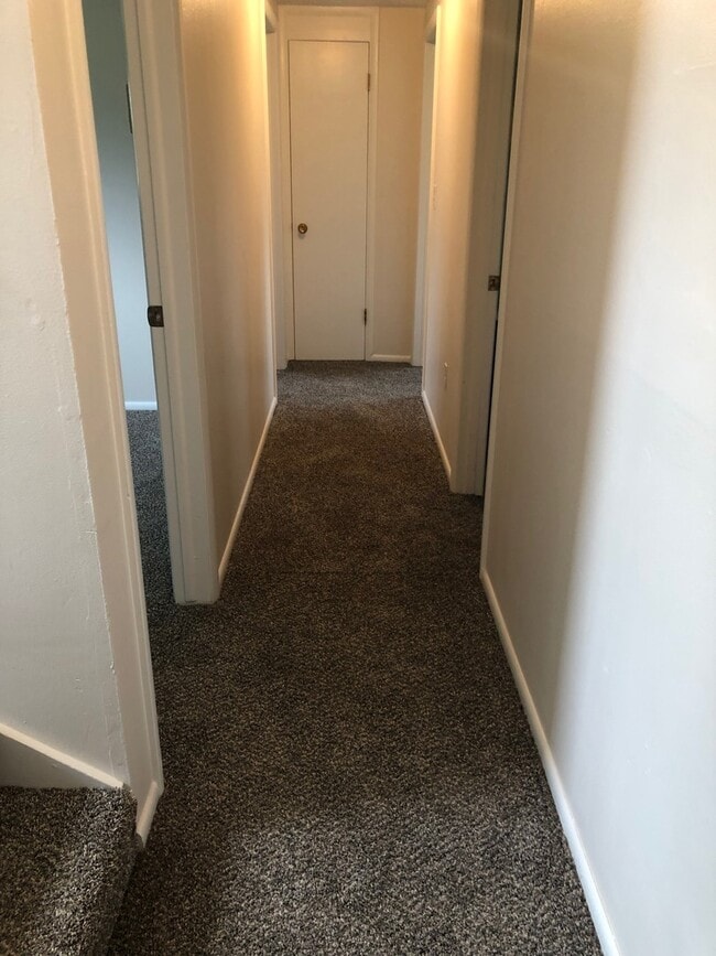 Building Photo - 3 Bedroom, 1 Bathroom Unit in Duplex for Rent