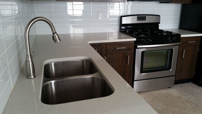 Building Photo - Southside Flats Recently Renovated 3 bedro...
