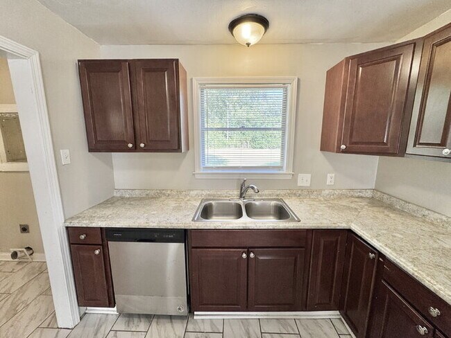 Building Photo - 3176 Beauchamp Dr